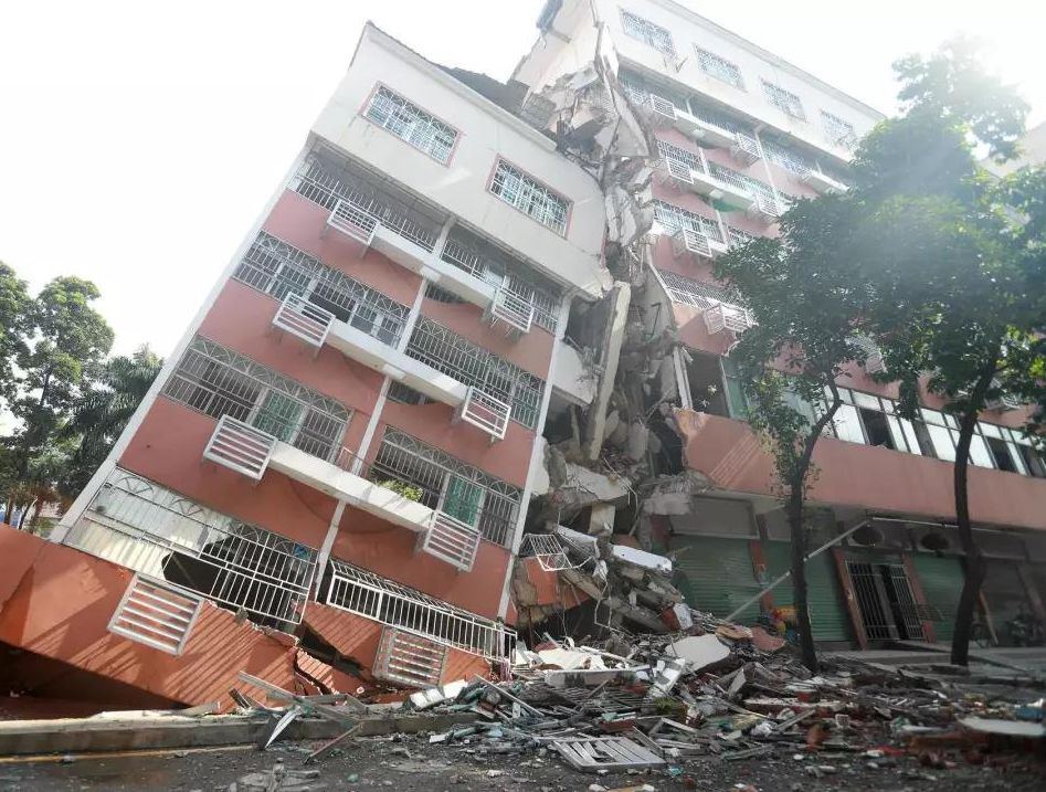 深圳一居民樓傾斜坍塌，現(xiàn)場觸目驚心！ 